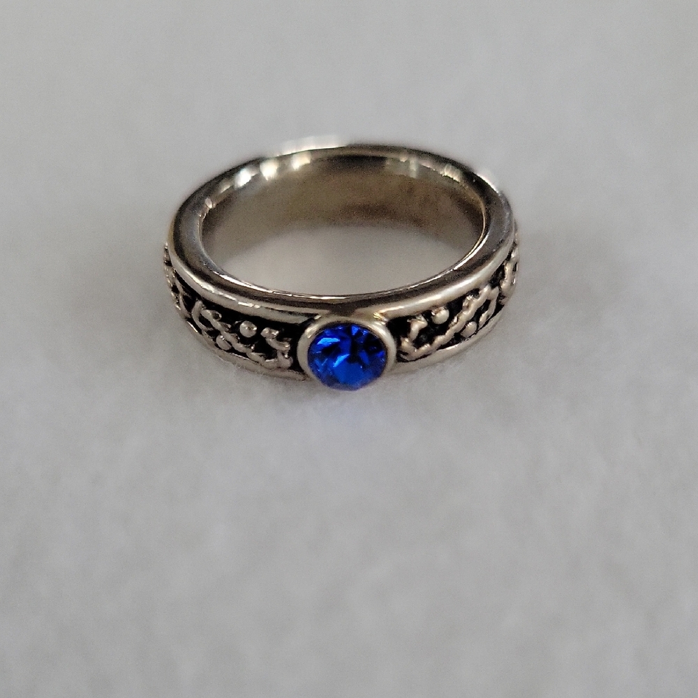 Elegant Silver Ring with Blue Gemstone